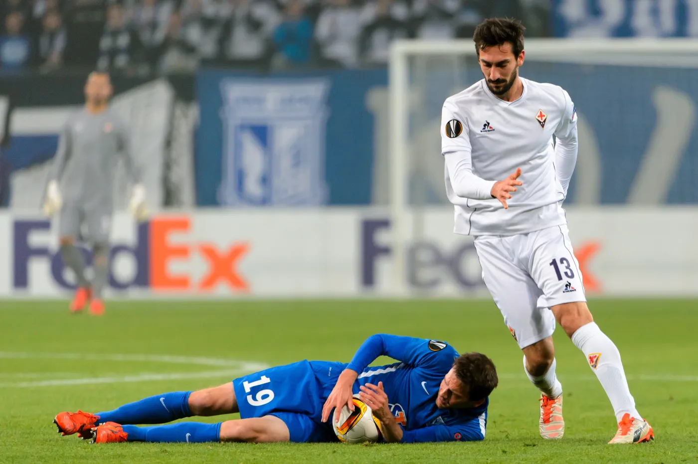 Piłkarz Lecha Poznań Kasper Hamalainen (L) przewraca się obok Davide'a Astori (P) z FC Fiorentina podczas meczu grupy I Ligi Europejskiej