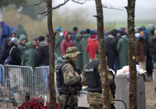 Szef niemieckiego MSW chce limitu liczby uchodźców. A Merkel mówi co innego...