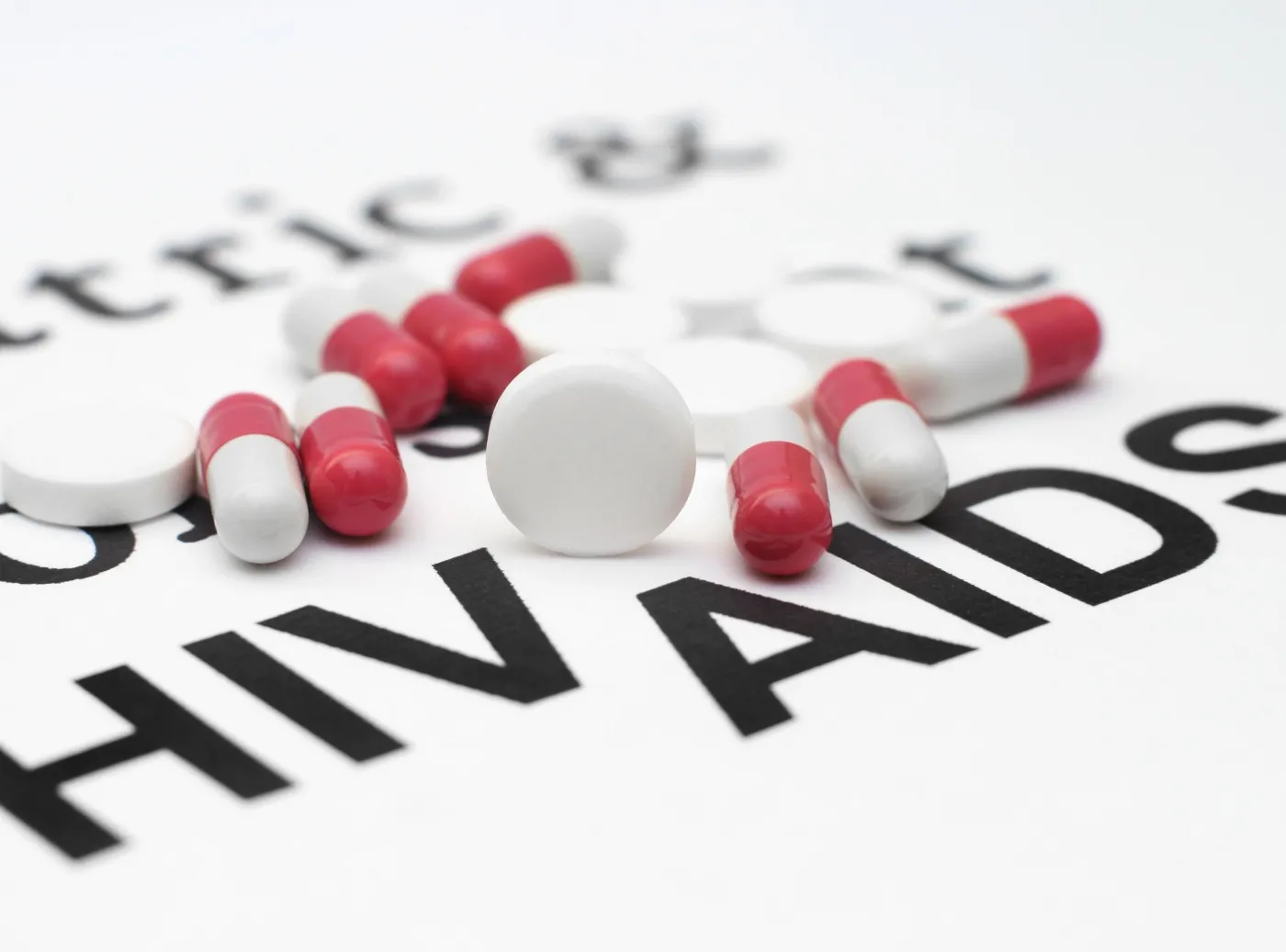 Rozsypane lekarstwa na HIV/AIDS