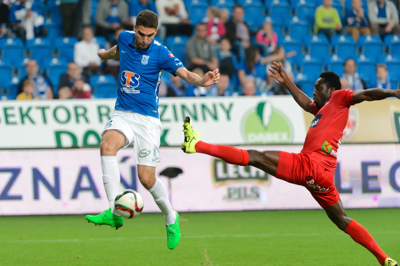 Zawodnik Lecha Poznań Marcin Kamiński (L) walczy o piłkę z Frankiem Kwame Adu (P) z Podbeskidzia Bielsko-Biała podczas meczu polskiej Ekstraklasy