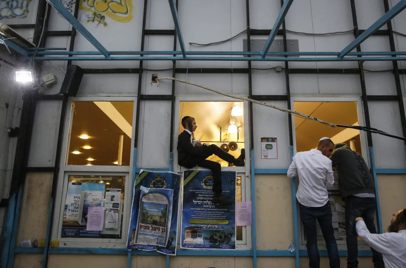 8205716-zydzi-zjechali-do-humania-na-ukrainie.jpg