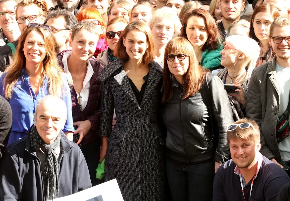 Natalie Portman pozuje do pamiątkowego zdjęcia po wykładzie 