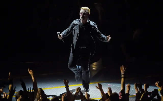 Bono w Berlinie ucałował polską flagę – zobacz!