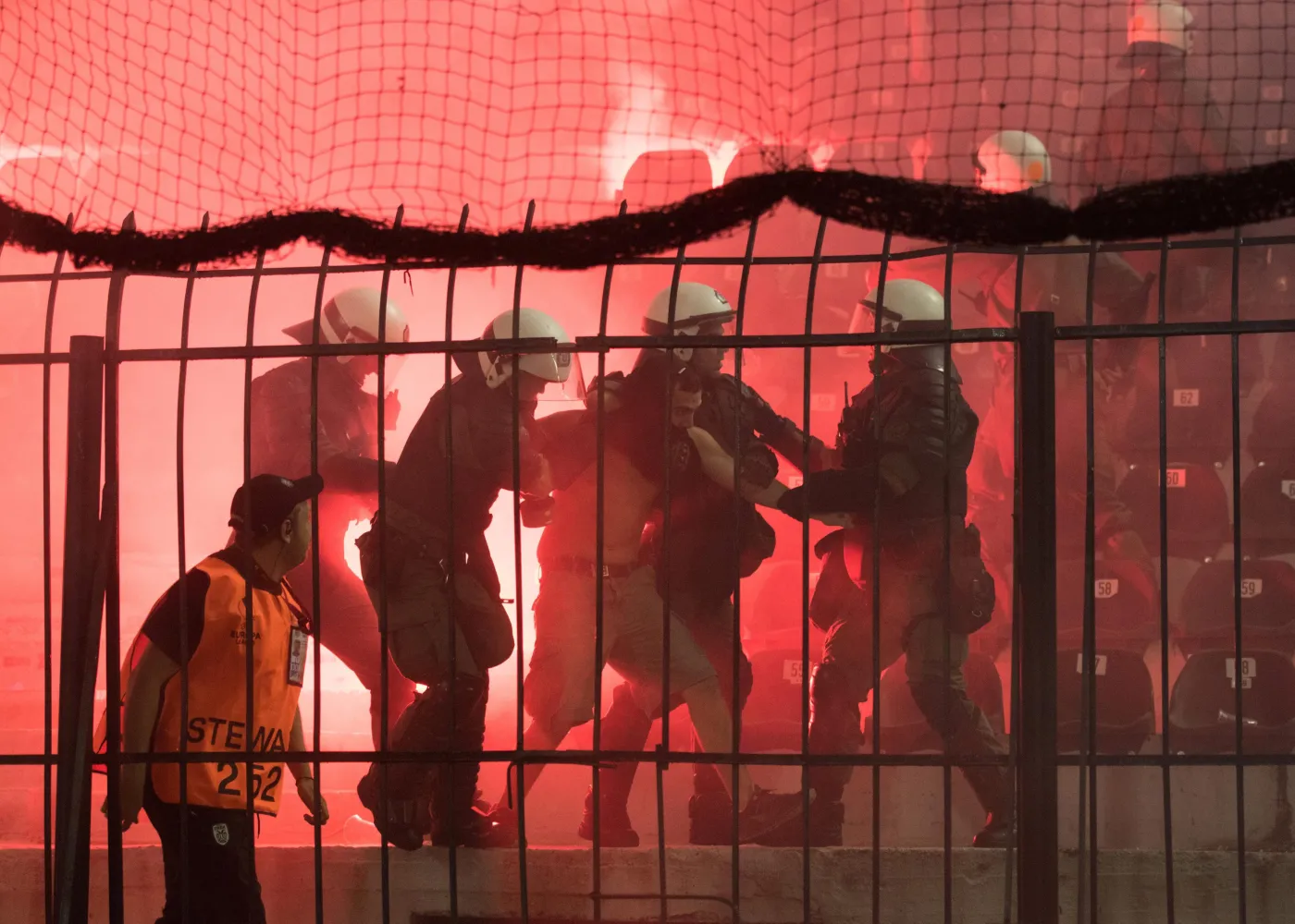 Kibice Borussii Dortmund narozrabiali na meczu w Grecji