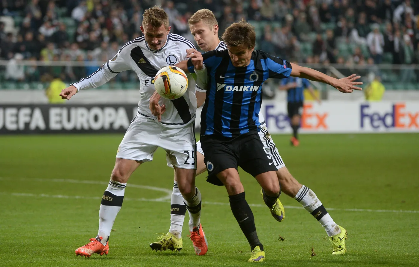 Zawodnicy Legii Warszawa Igor Lewczuk (C) i Jakub Rzeźniczak (L) oraz Jelle Vossen (P) z Club Brugge 