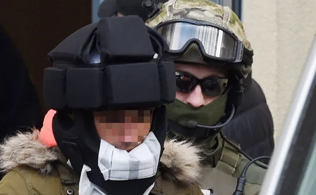 Kajetan P. rzucił się na konwojujących go policjantów. Chciał ich ugryźć