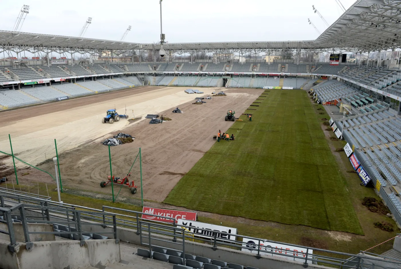 Wymiana zniszczonej murawy na stadionie w Kielcach