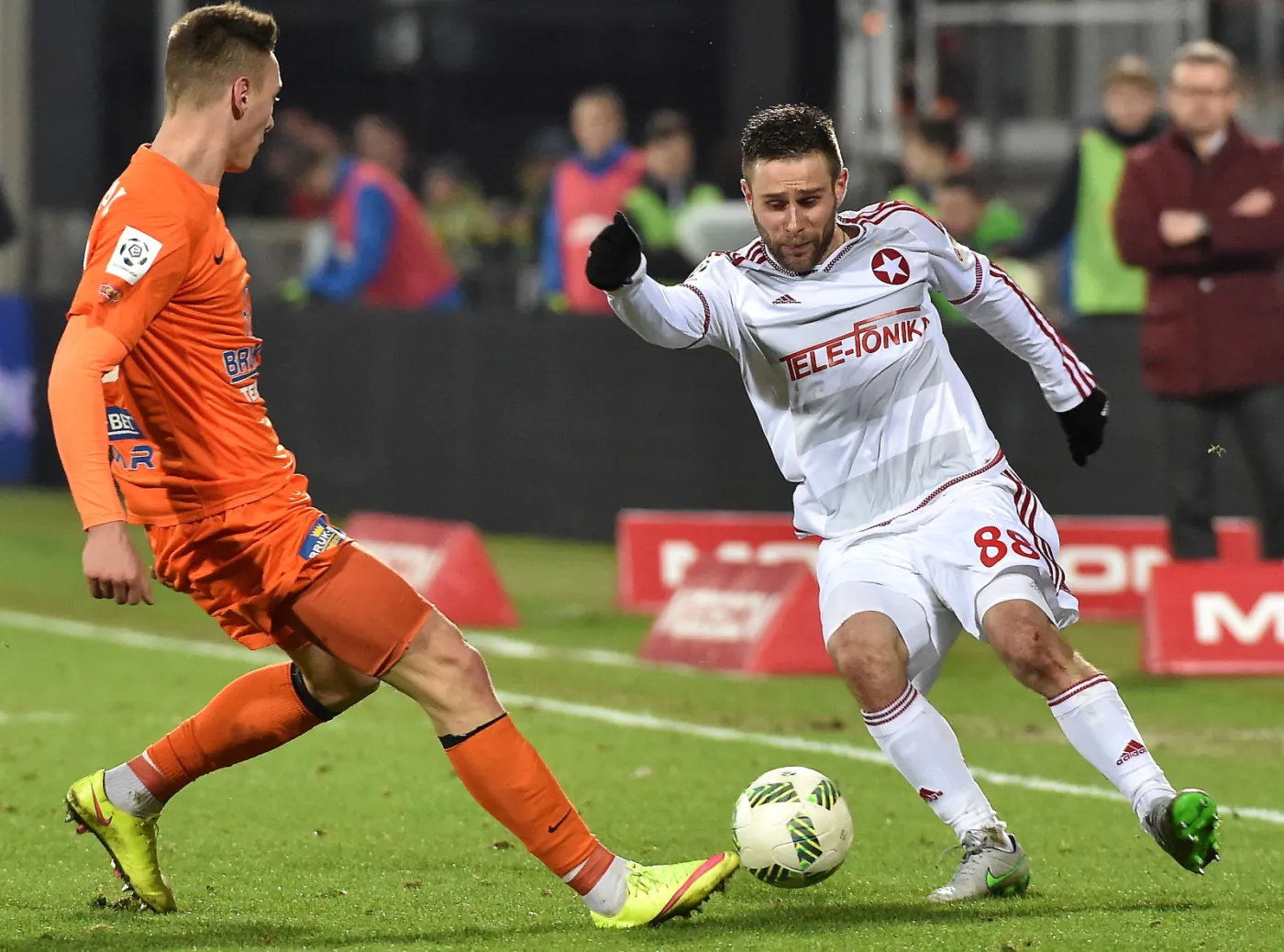 Zawodnik Termaliki Bruk-Bet Nieciecza Mateusz Kupczak (L) walczy o piłkę z Patrykiem Małeckim (P) z Wisły Kraków