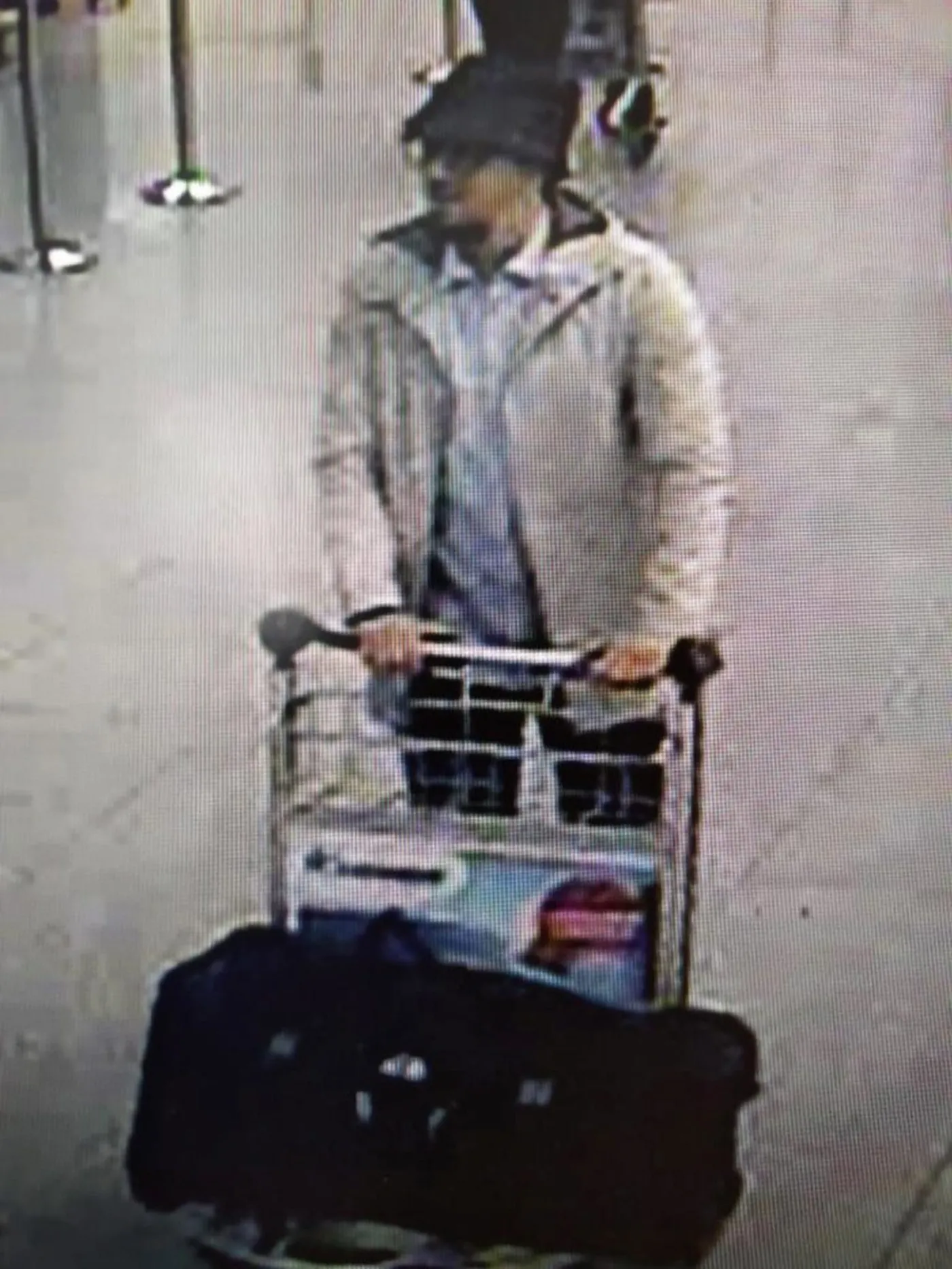 Faycal Cheffou nagrany przez monitoring na lotnisku Zaventem w Brukseli