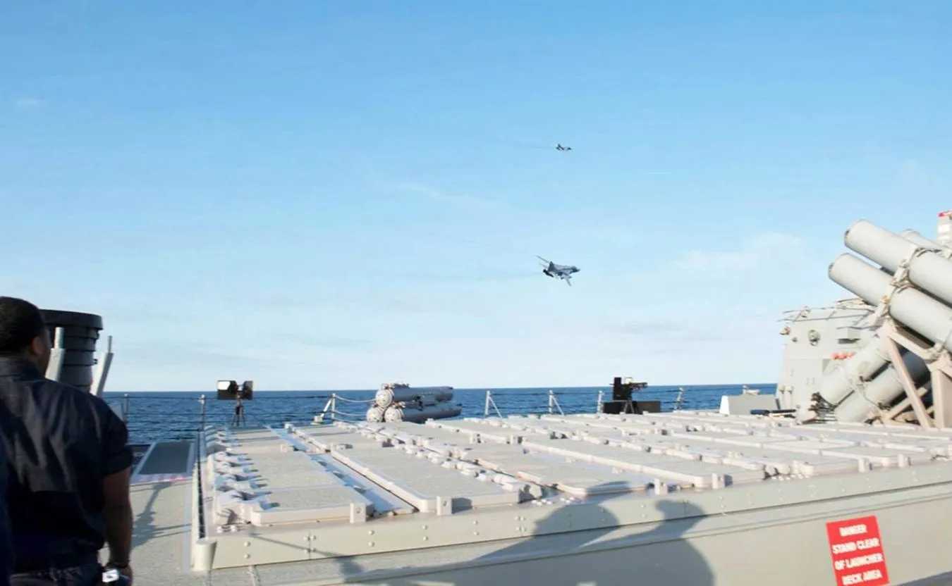 Rosyjske samoloty Su-24 nad amerykańskim niszczycielem USS Donald Cook