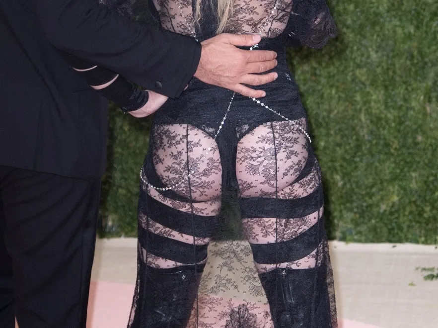 Szokująca kreacja Madonny na gali MET. Tylko dla dorosłych!