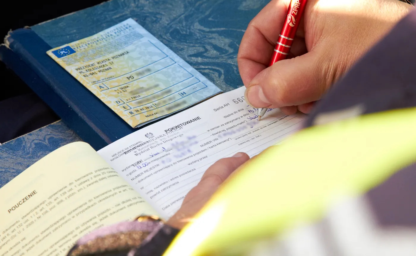 Dostaniesz 500 zł mandatu, a nawet stracisz dowód rejestracyjny! Oto zapomniane zimowe grzechy, za które słono zapłacisz