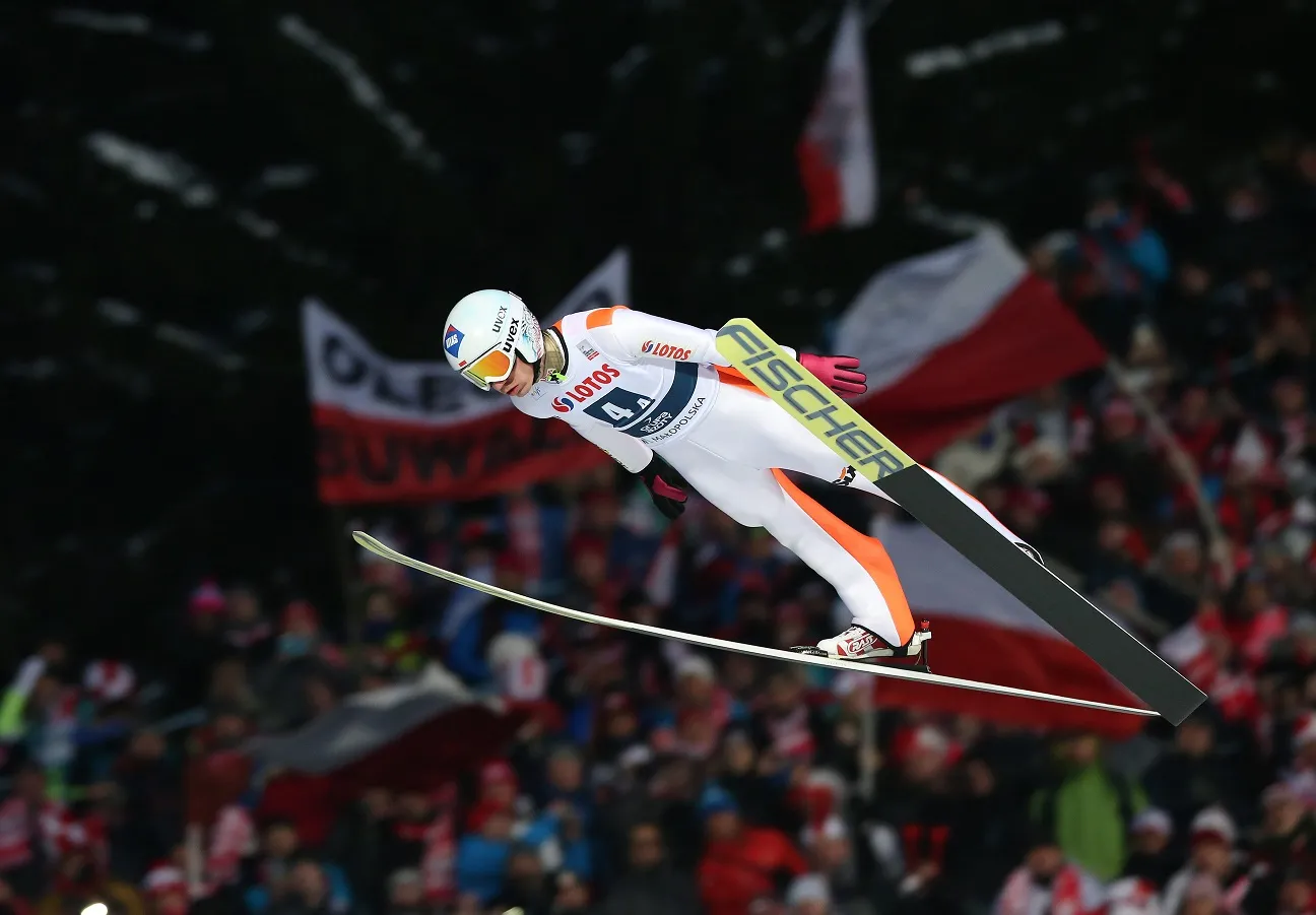 Kamil Stoch podczas konkursu drużynowego Pucharu Świata w skokach narciarskich na Wielkiej Krokwi w Zakopanem