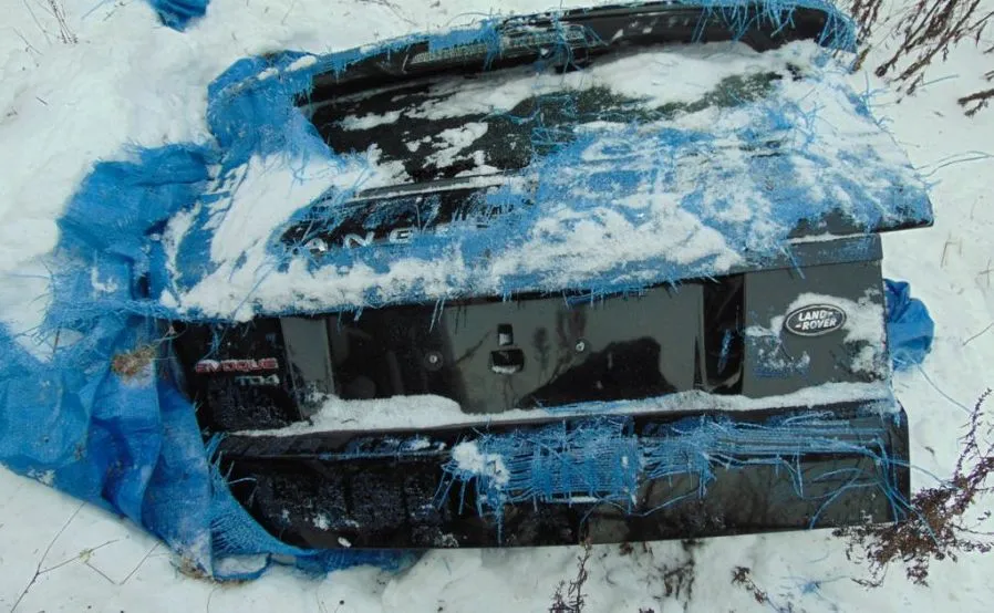 Pół tysiąca kradzionych samochodów w jednej dziupli! Mamy zdjęcia z akcji policji
