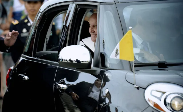 Skromny fiat papieża sprzedany za rekordową kwotę. Znowu zawstydził polskich biskupów. ZDJĘCIA