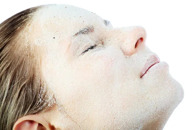 Zastanów się dwa razy, zanim je zrobisz. Te hitowe w Sieci zabiegi DIY dla urody mogą być bardzo niebezpieczne