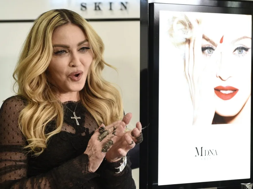 Dłonie i twarz zbyt blisko siebie: Madonna nie powinna była pozwolić na TE zdjęcia