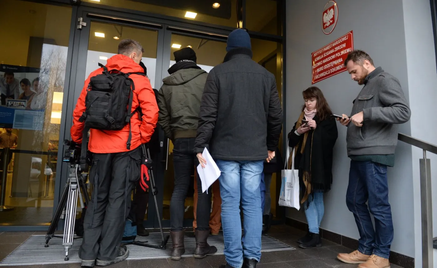 Dziennikarze przed Instytutem Pamięci Narodowej