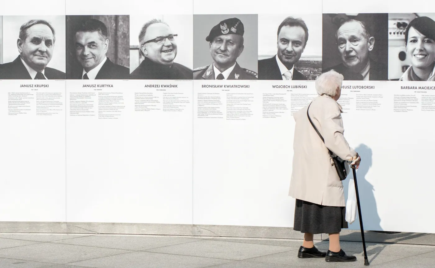 Wystawa poświęcona ofiarom katastrofy smoleńskiej na Placu Piłsudskiego w Warszawie