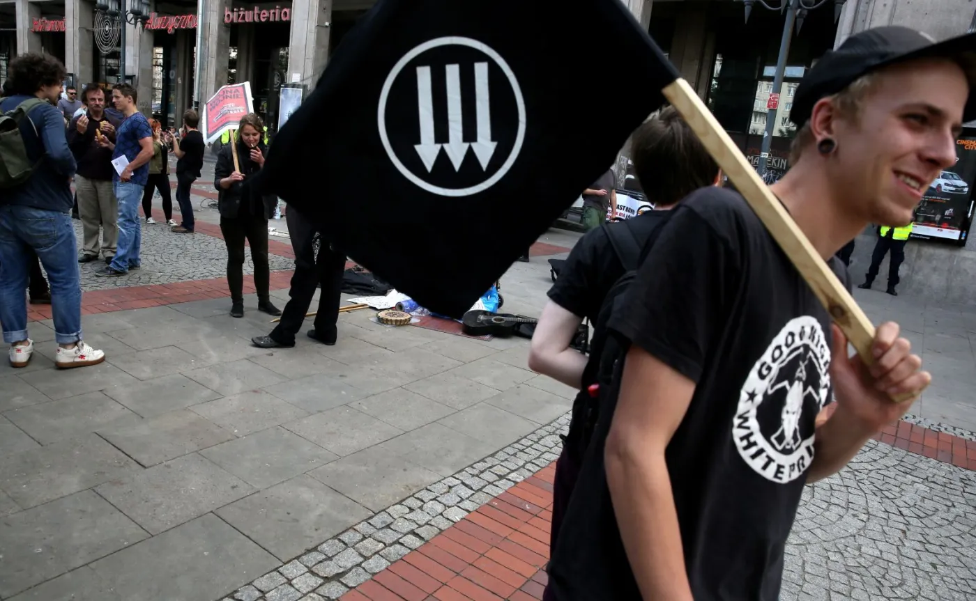 Protest antywojenny współorganizowany przez Młodzież Warszawską oraz Warszawską Federację Anarchistyczną pod hasłem "Nie ma NATO zgody" na placu Konstytucji w Warszawie