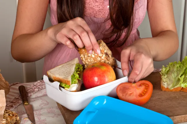 Z pełnym brzuchem, ale bez sensacji: porady dietetyka na długą podróż