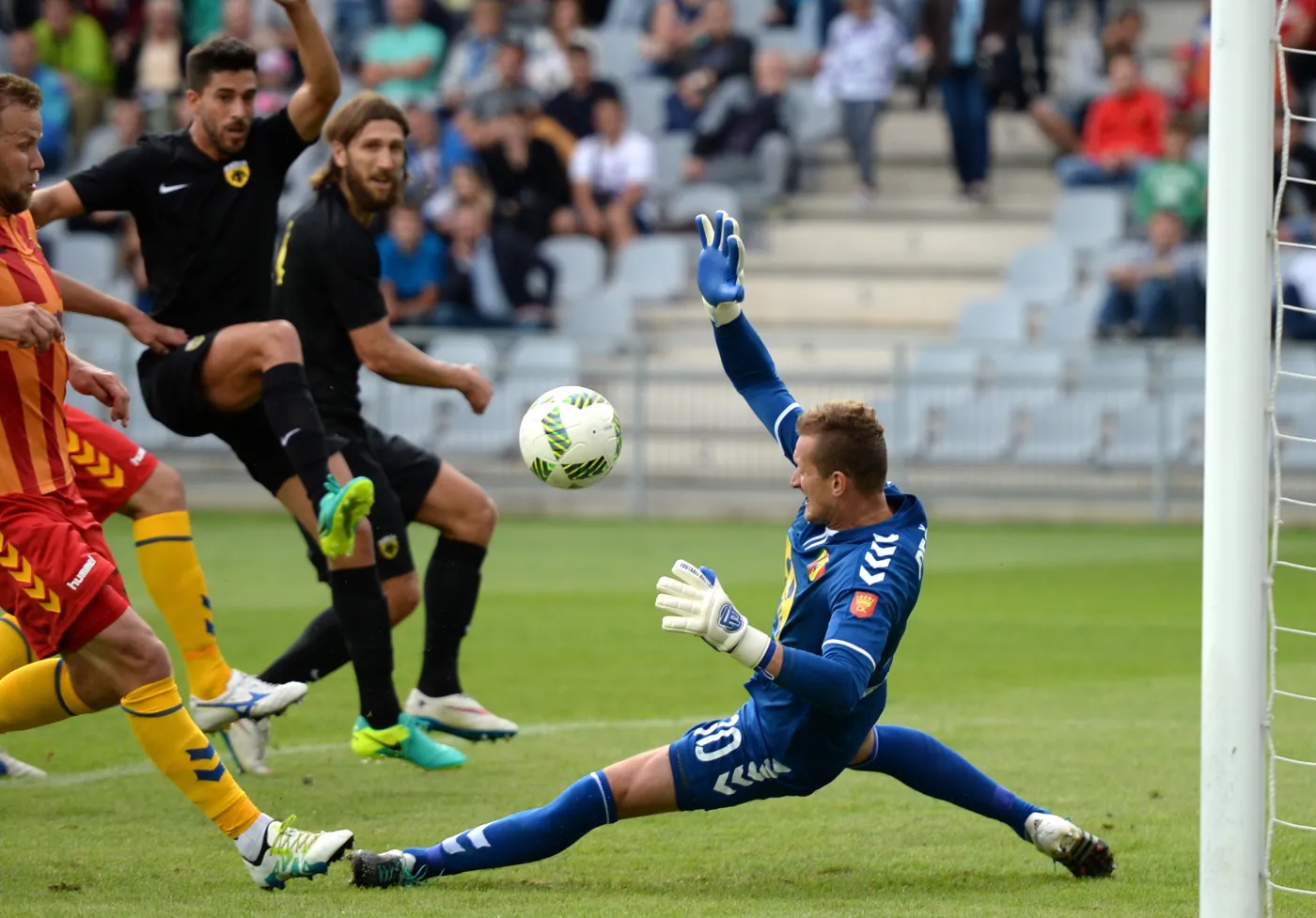 Bramkarz Korony Kielce Michal Peskovic (P) podczas meczu sparingowego przeciwko AEK Ateny