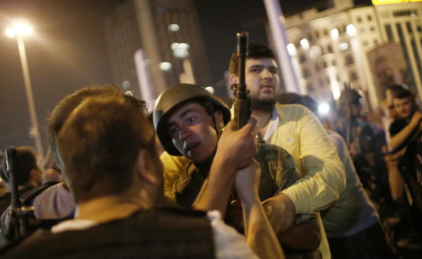 Policja zatrzymuje tureckich żołnierzy na placu Taksim