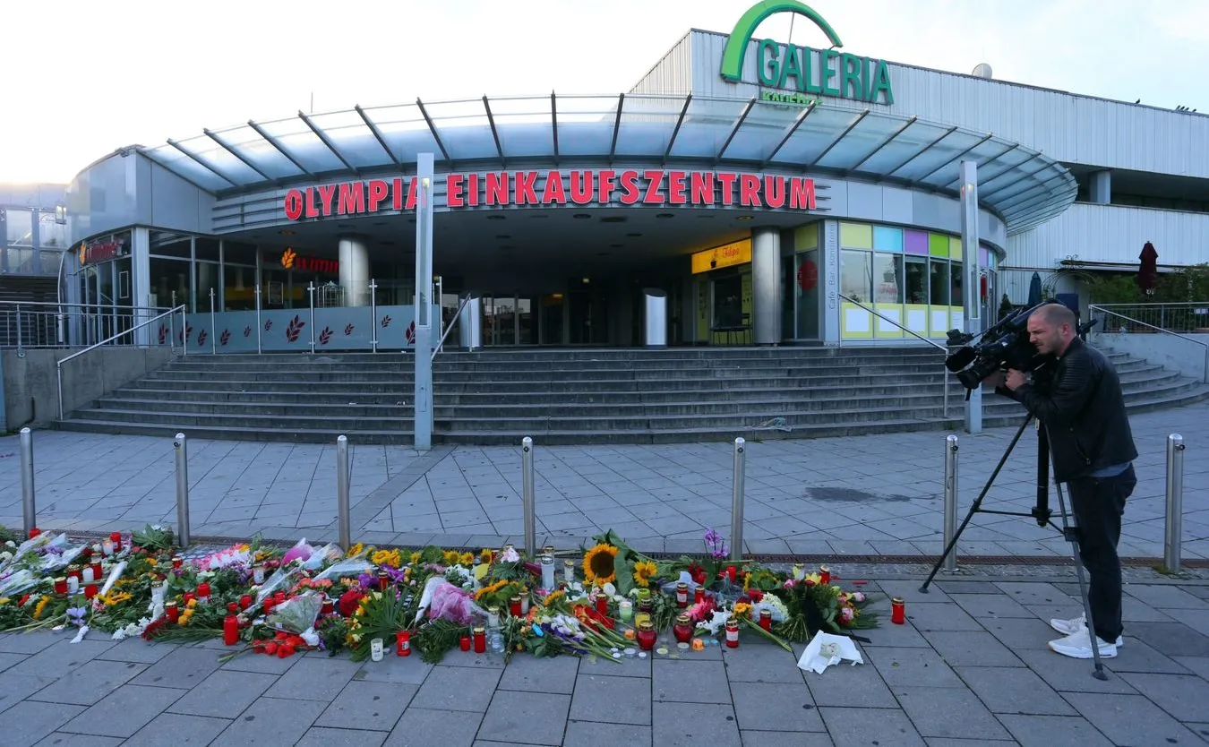 Kwiaty i znicze przed centrum handlowym Olympia