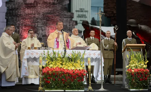 Bp. Guzdek: Ani jednym słowem ani nawet najmniejszym gestem, nie zakłócajmy powagi tych dni