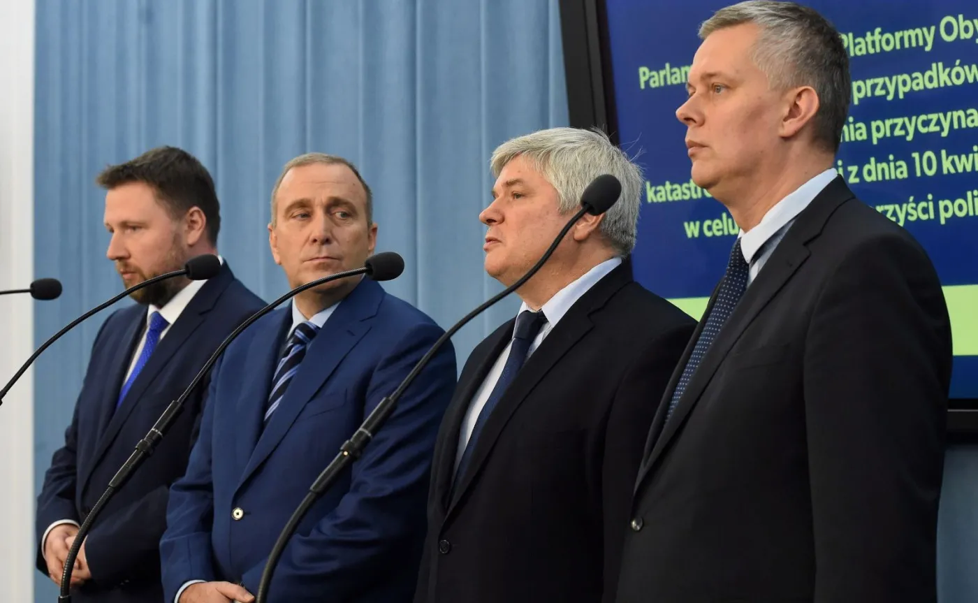 Przewodniczący Platformy Obywatelskiej Grzegorz Schetyna (2L), wiceprzewodniczący Platformy Obywatelskiej Tomasz Siemoniak (P), poseł Marcin Kierwiński (L) oraz Przewodniczący Państwowej Komisji Badania Wypadków Lotniczych w latach 2012-2016 Maciej Lasek (P)