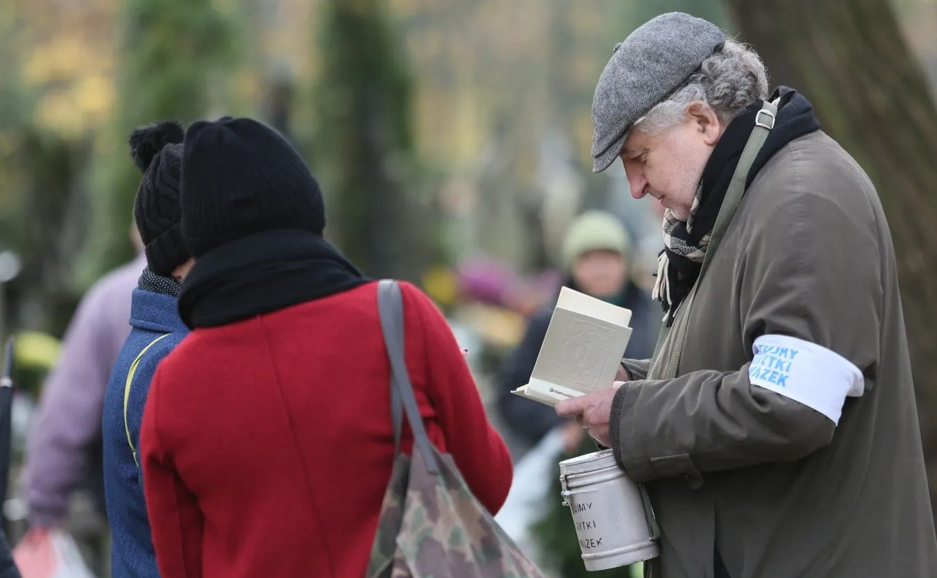 Prezes TK Andrzej Rzepliński kwestujący na warszawskich Powązkach