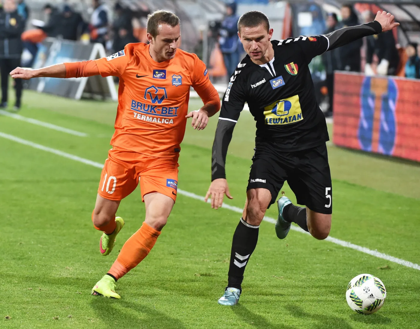 Zawodnik Bruk-Betu Termaliki Nieciecza Roman Gergel (L) i Serhii Pylypchuk (P) z Korony Kielce