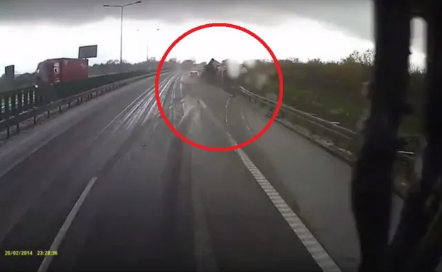 Małą skodą wyrzuciła z drogi ciężarówkę z naczepą. Dramatyczne wideo świadka ku przestrodze