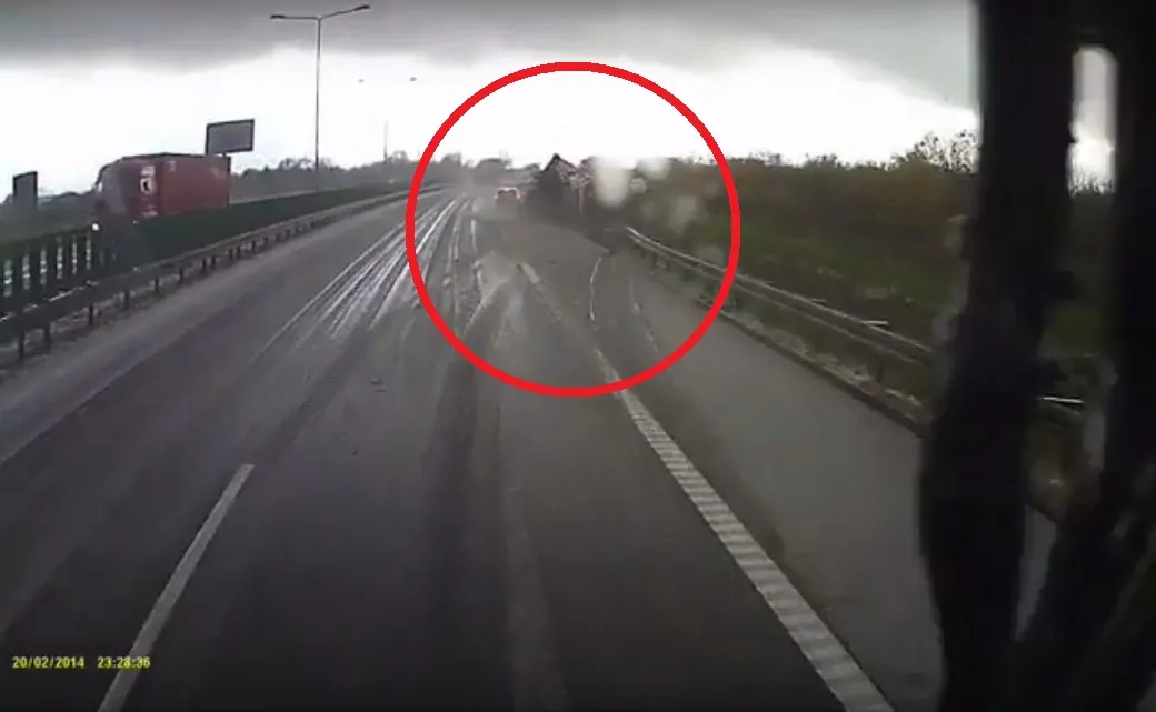 Małą skodą wyrzuciła z drogi ciężarówkę z naczepą. Dramatyczne wideo świadka ku przestrodze