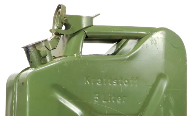 Prokuratura: Jest śledztwo ws. incydentu w ambasadzie RP w Berlinie. Ktoś wrzucił kanister z łatwopalną substancją