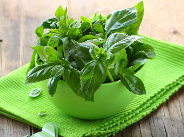 Szczypiorek, tymianek, bazylia - jakie właściwości skrywają w sobie zioła?