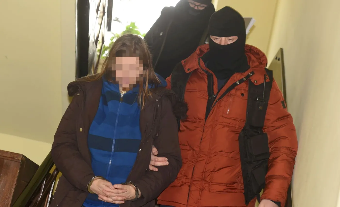 Policjanci wyprowadzają z Prokuratury Rejonowej Łódź-Bałuty matkę czteroletniej Oliwki