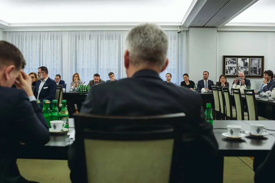 9720420-dziennikarze-na-spotkaniu-z-marszalkiem.jpg
