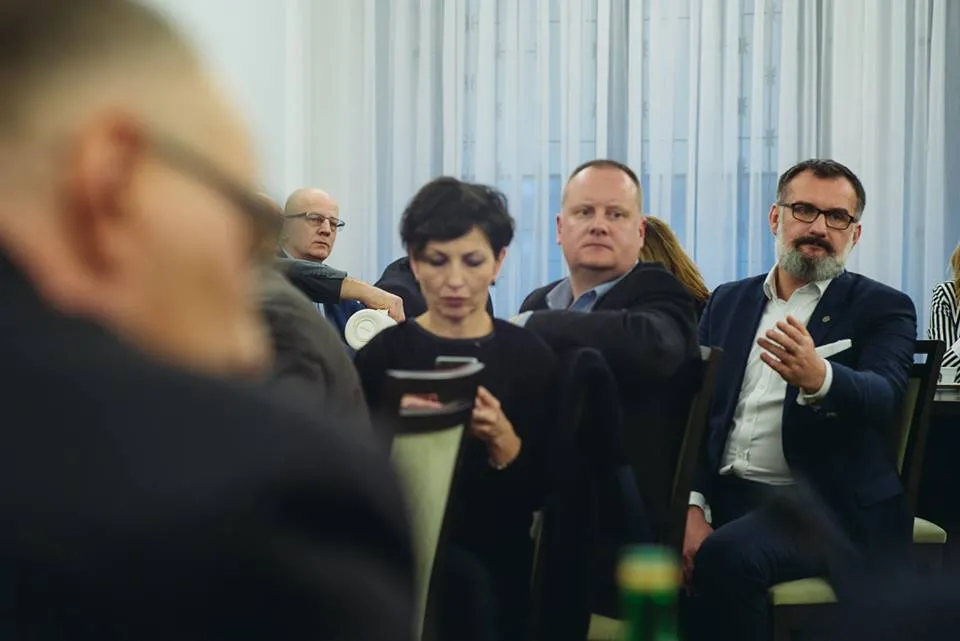 9720480-dziennikarze-na-spotkaniu-z-marszalkiem.jpg