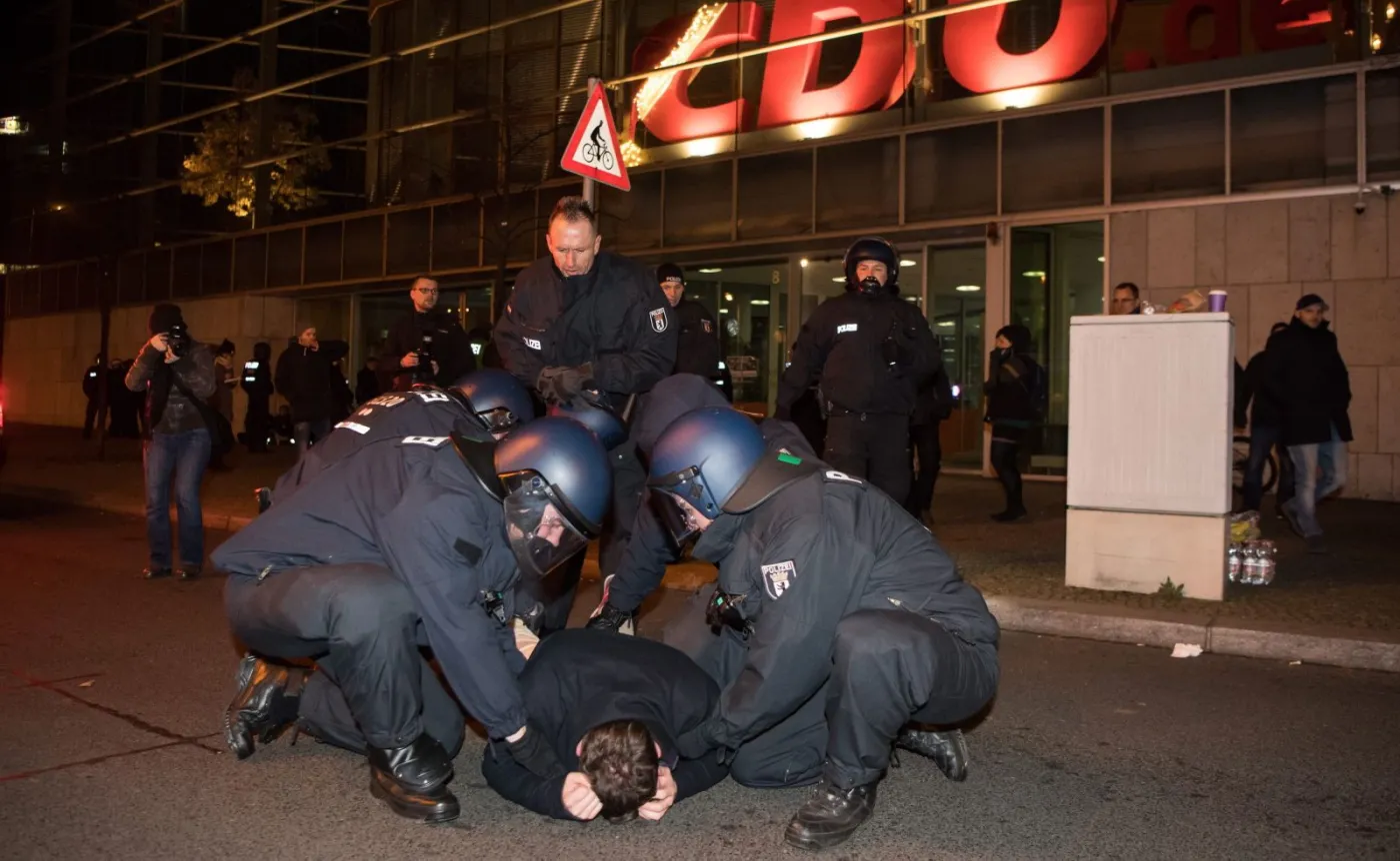 Niemiecka policja zatrzymuje mężczyznę protestującego przed siedzibą partii CDU