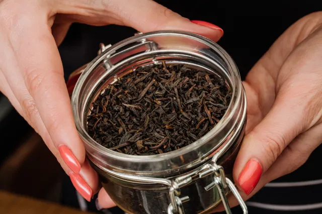 Do zmywania, czyszczenia, przeciwko owadom... 5 nietypowych zastosowań herbaty w domu