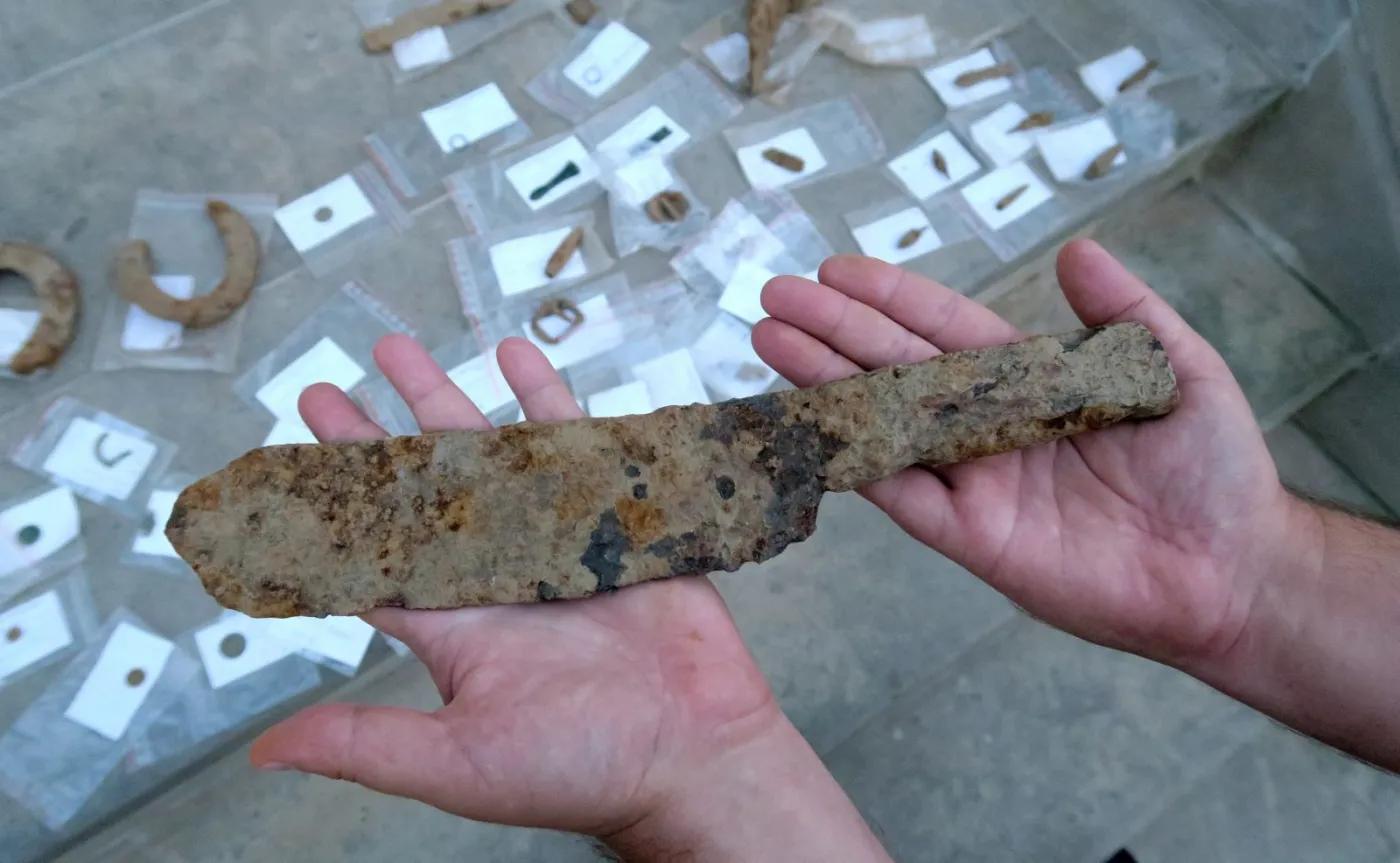 Znaleziska zaprezentowane w Pacółtowie na konferencji prasowej kończącej międzynarodowe badania archeologiczne na polach grunwaldzkich