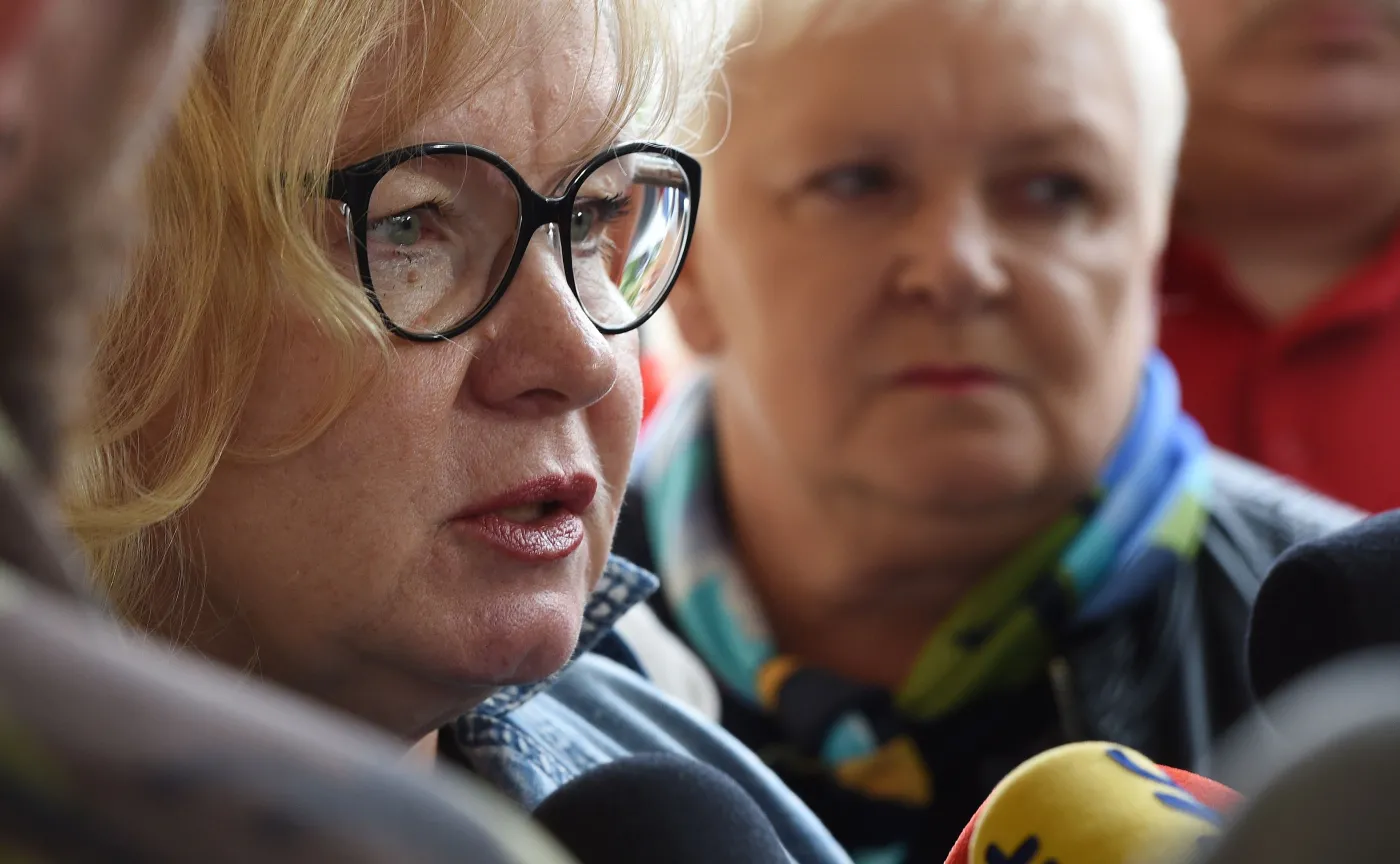 Przewodnicząca Krajowego Sekretariatu Ochrony Zdrowia NSZZ Solidarność Maria Ochman (L) rozmawia z dziennikarzami w drodze na spotkanie premier Beaty Szydło z przedstawicielkami NSZZ "Solidarność" w Centrum Dialogu Społecznego w Warszawie