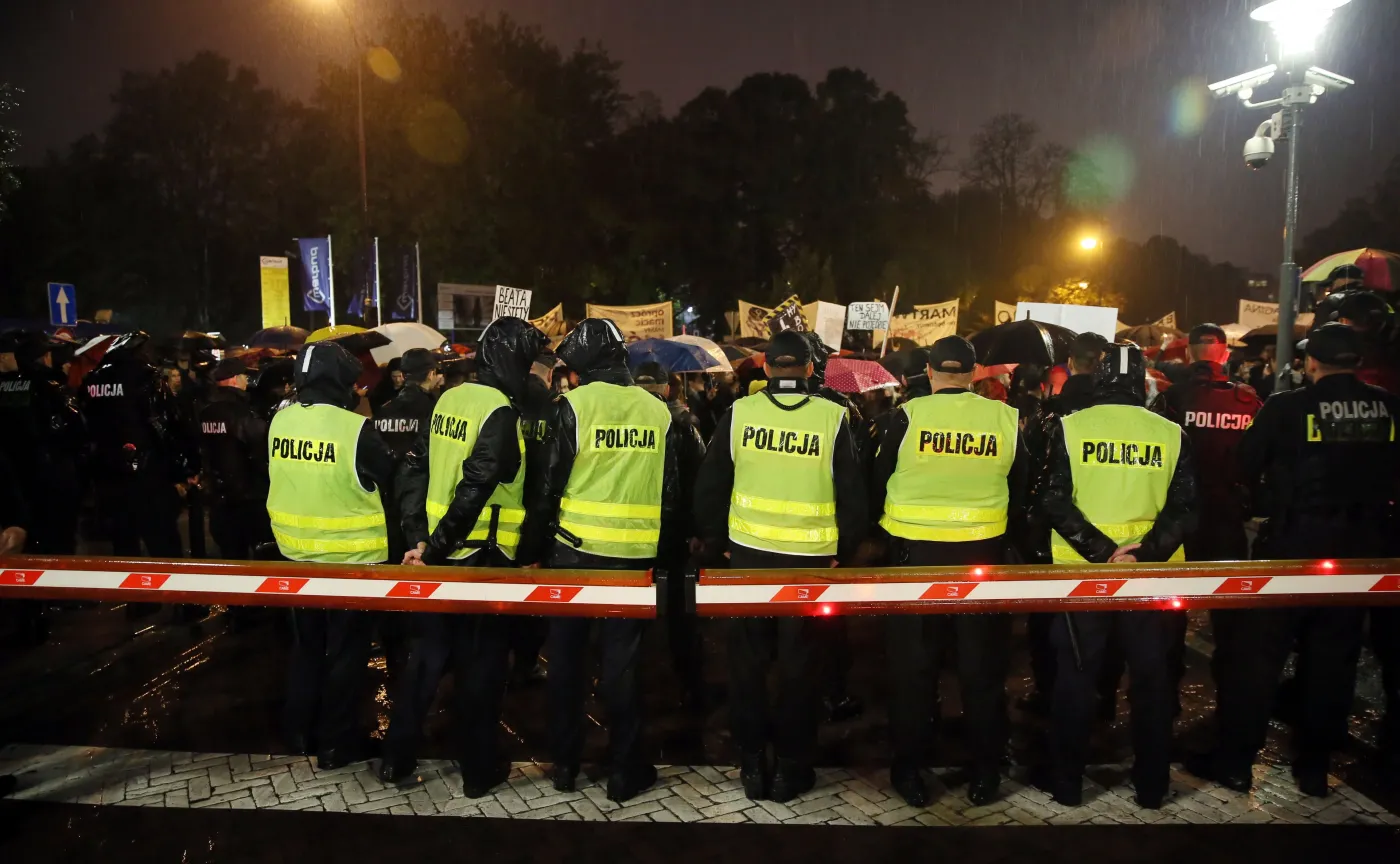Policja przed Sejmem w czasie czarnego protestu