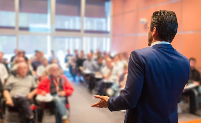 Światem rządzą dziś eksperci. Oddaliśmy władzę kaście "wszechwiedzących" szamanów