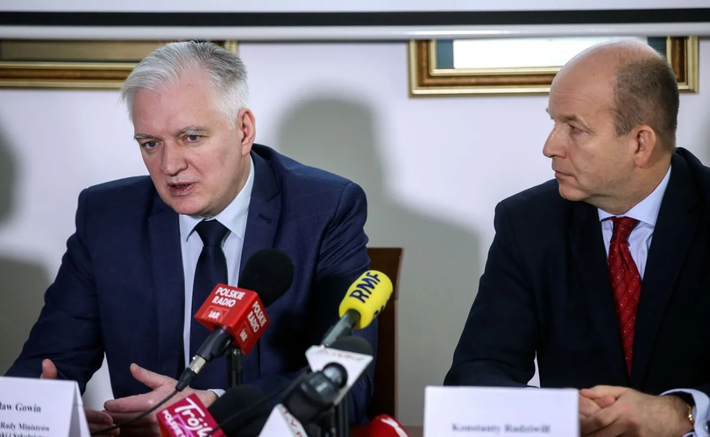 Minister zdrowia Konstanty Radziwiłł (P) oraz wicepremier, minister nauki i szkolnictwa wyższego Jarosław Gowin (L)