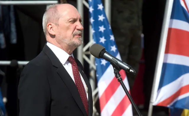 Macierewicz o ataku na konsulat w Łucku: Wydaje się być świadomą prowokacją