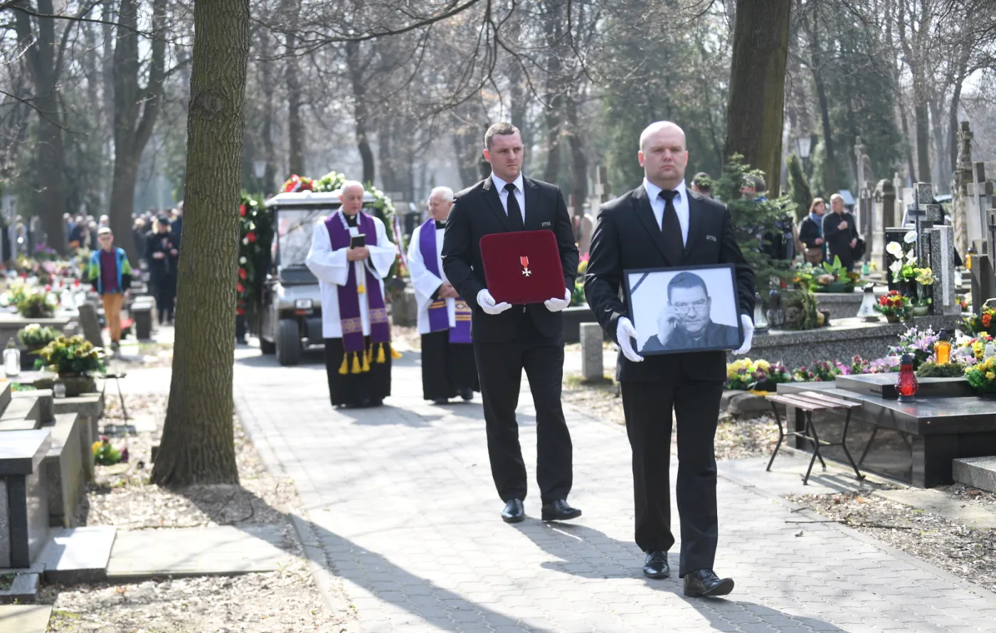 10024123-uroczystosci-pogrzebowe-dziennikarza.jpg