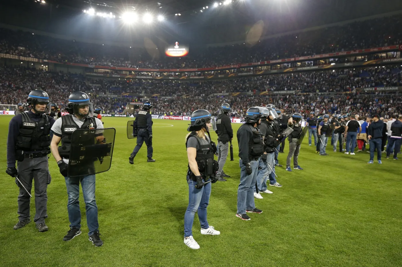 Liga Europy: Tureccy kibice starli się z francuską policją. Fani Lyonu wbiegli na boisko [FOTO]