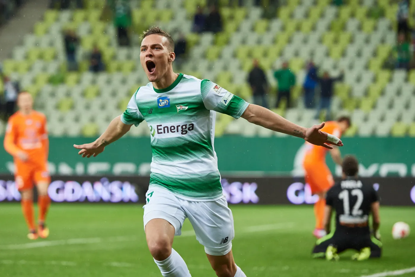 Zawodnik Lechii Gdańsk Lukas Haraslin cieszy się z bramki strzelonej drużynie Bruk-Bet Termalice Nieciecza